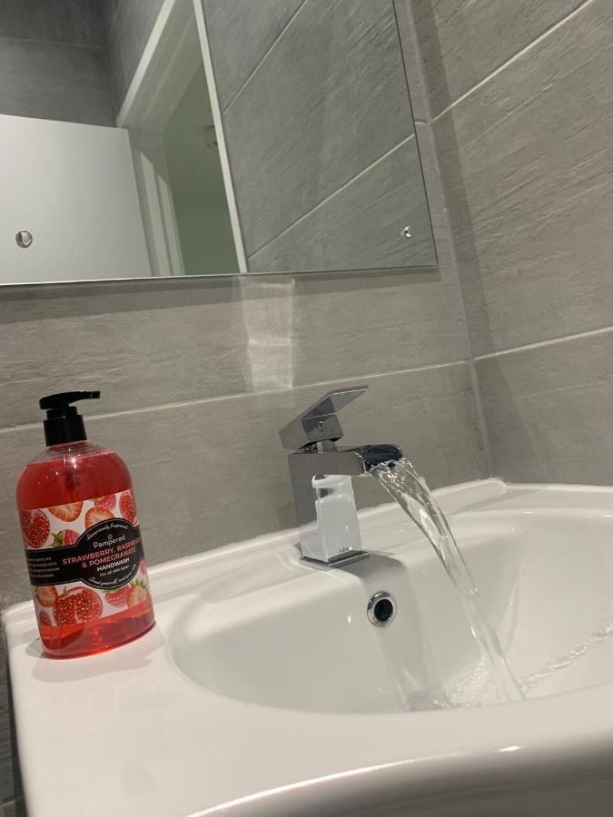 Ak Serviced Apartments - Exclusive Two-Bedroom Apartment Cardiff Extérieur photo
